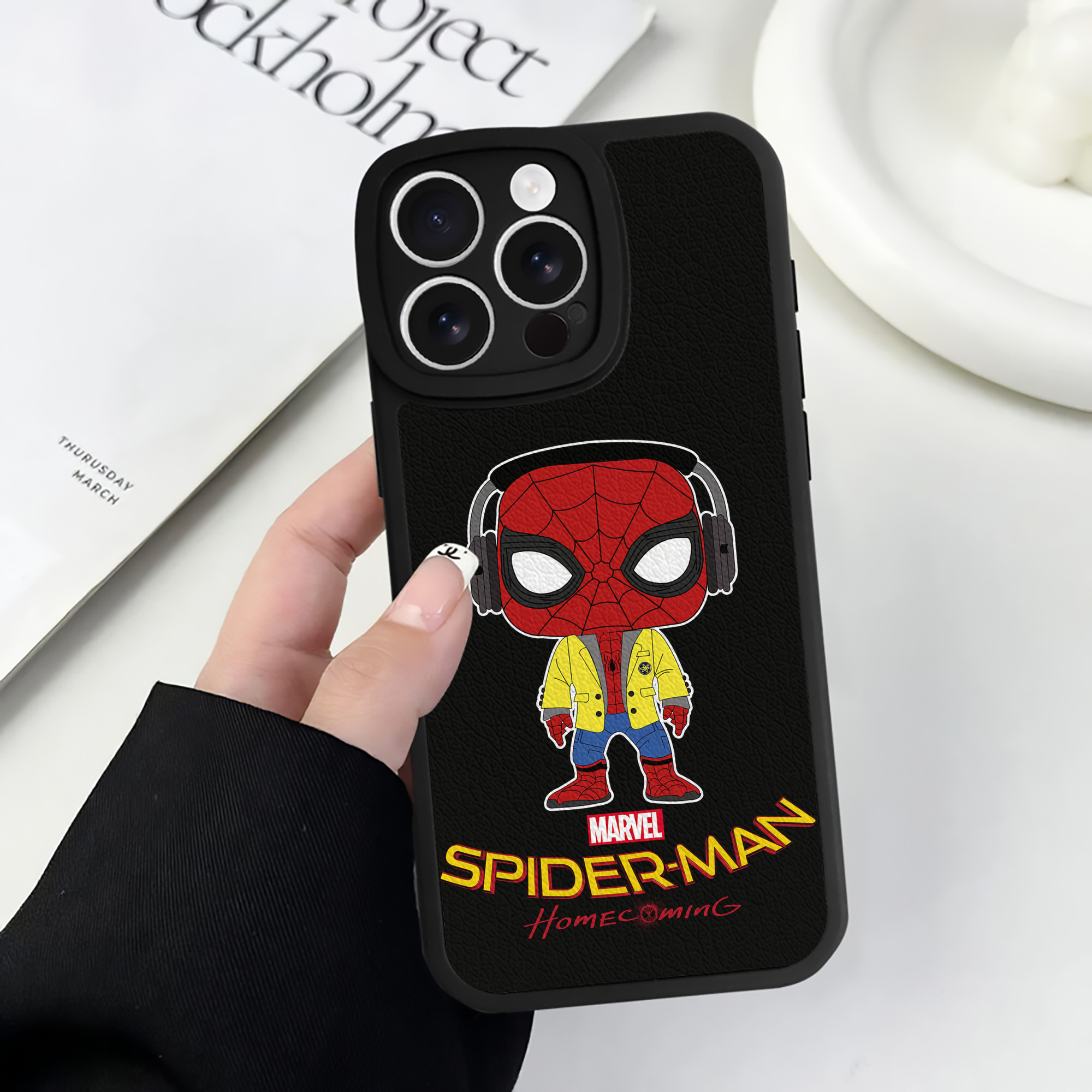 （画像用） Spider Man スパイダーマン 【iPhone 16シリーズ対応】シリコンスマホケース（レザー調） 材質：シリコン
